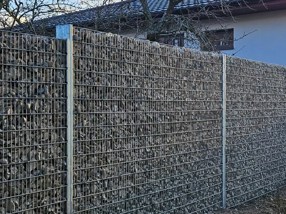 Sypaná gabionová stěna: sítě s kamenivem upevněné do sloupků STONE