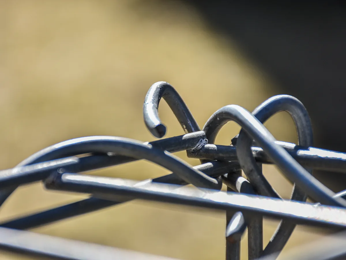 Detail zahnutého konce spojovací spirály na rohu gabionového koše